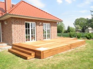 Bangkirai Terrasse mit Steinelementen vom Unternehmen Holzbau Jenss