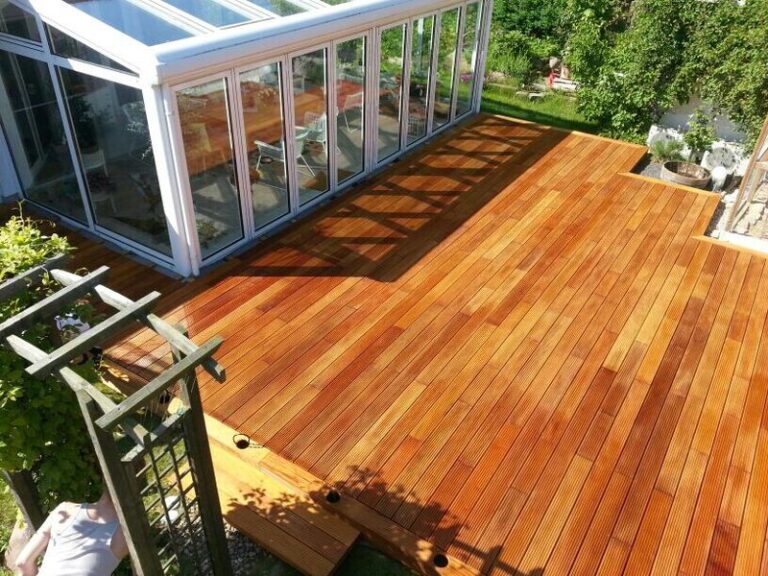 Holzterrasse mit Wintergarten